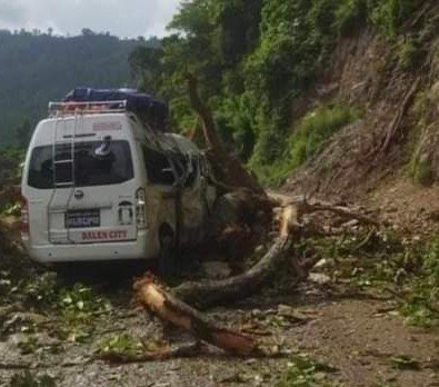 राजमार्ग पहिराेले ईभि गाडीमा क्षति,