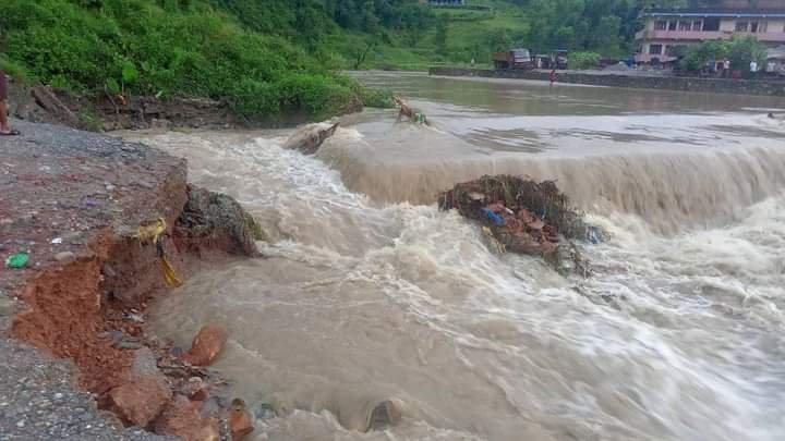 धादिङबेसबिाट उत्तरी क्षेत्रको सम्पर्क बिच्छेद, राजमार्गमा जताततै पहिरो  