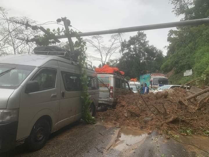 पृथ्वी राजमार्गको बेल्खुमा कार र मोटरसाइकल पहिरोले पुरियो