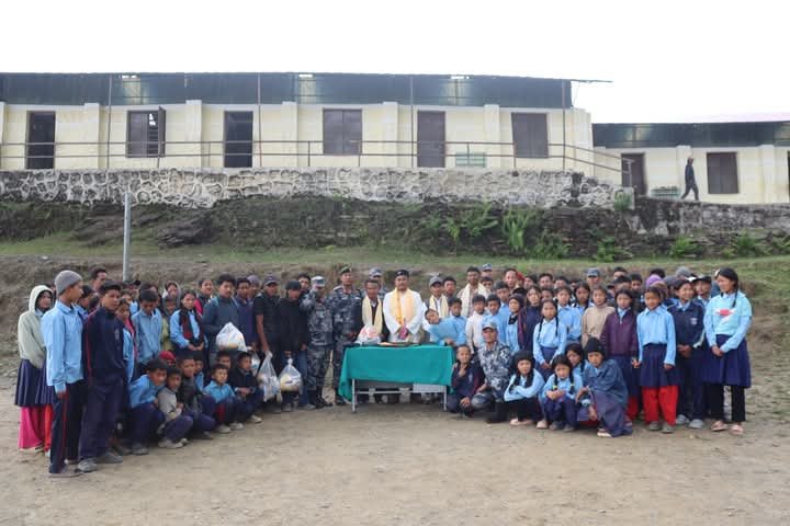 रुबीभ्यालीमा बिओपी टोलिद्वारा खेलकुद सामाग्री हस्तान्तरण