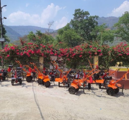 गजुरीका किसानलाई हाते ट्याक्टर वितरण