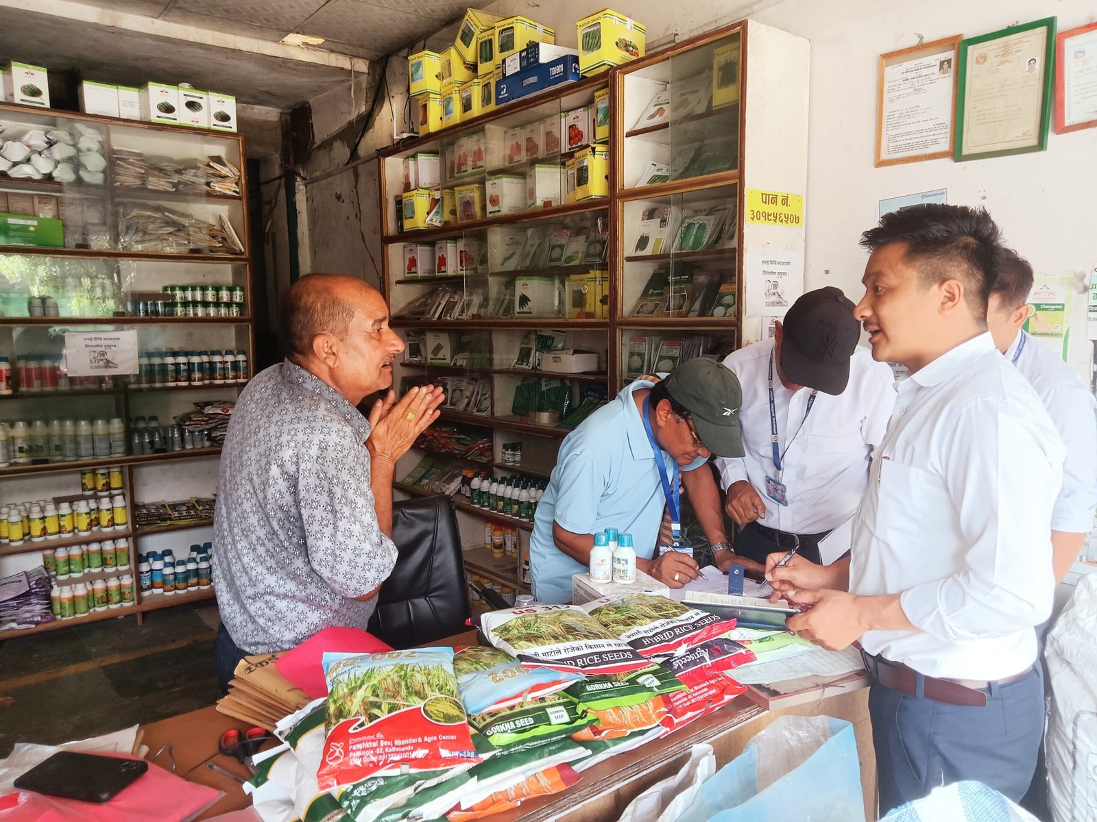 गजुरी र गल्छीका ८ भेटनरी पसलको अनुगमन, सबै पसलमा कैफियत