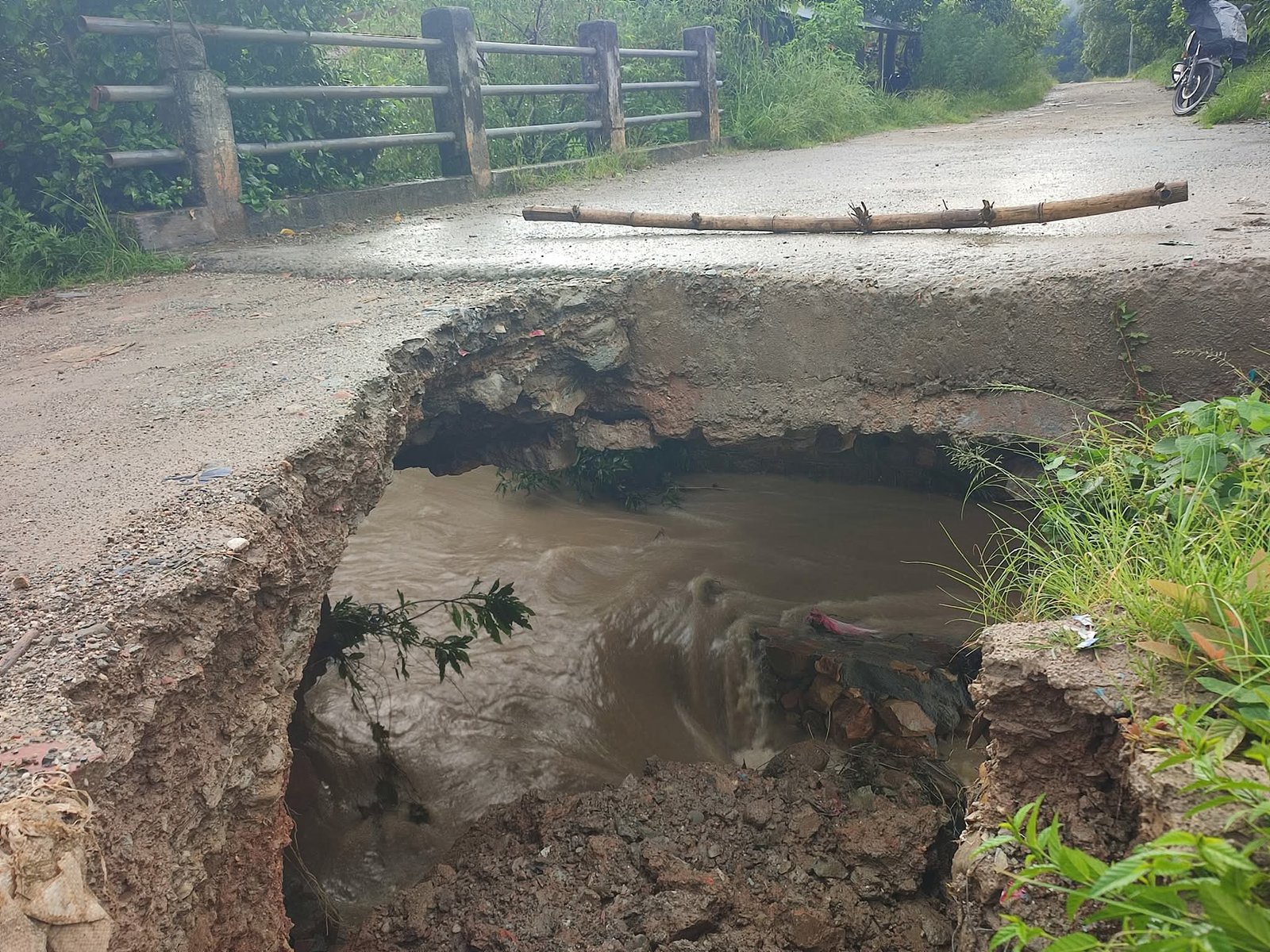 ससाह अमराइँ सडक पुलमा क्षति पुगेर बन्द