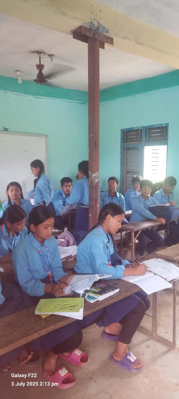 भुकम्पले हल्लाएकाे  विद्यालयमा १० वर्षदेखि “टेकाे” लगायर  पठनपाठन