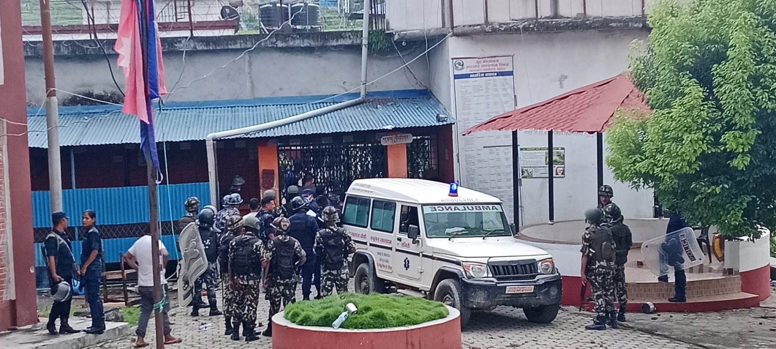 धादिङ कारागारका कैदीले गेट फुटाएपछि सुरक्षाफाैजकाे गाेली लागेर दुइजनाकाे मृत्यु, ७ घाइते