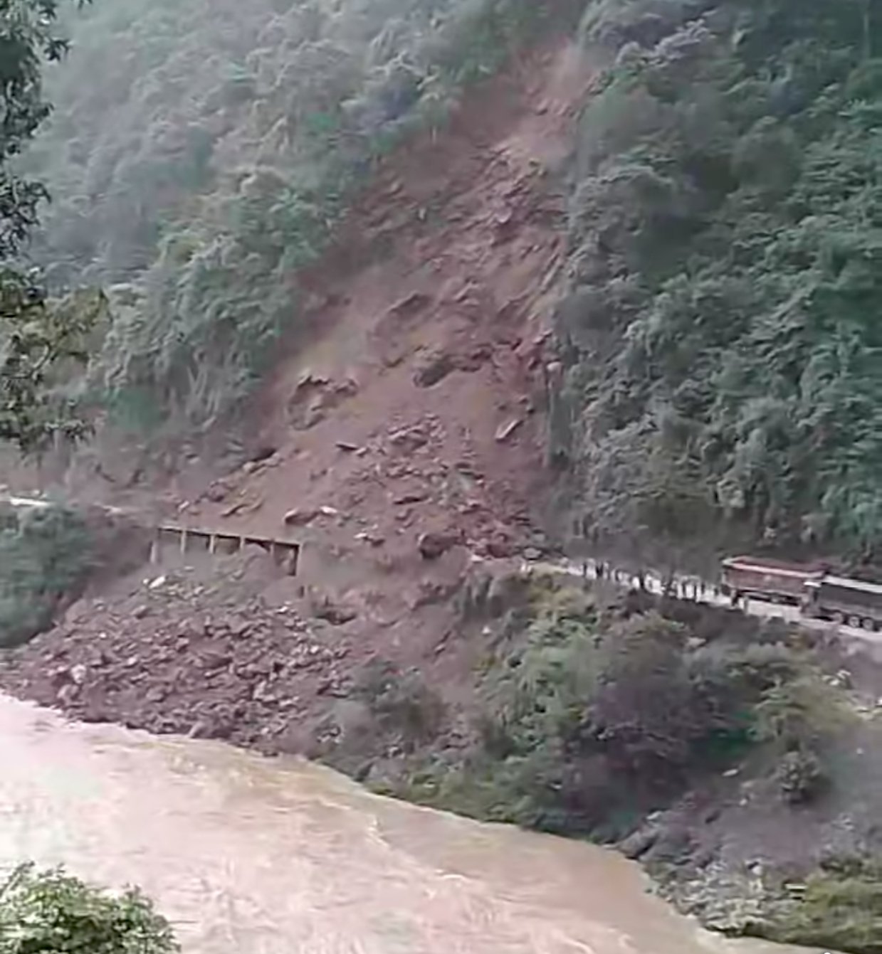 जवाङखाेलामा निरन्तर पहिराेले पृथ्वीराजमार्ग दुईतर्फी अवरुद्ध, पन्छाउन समस्या