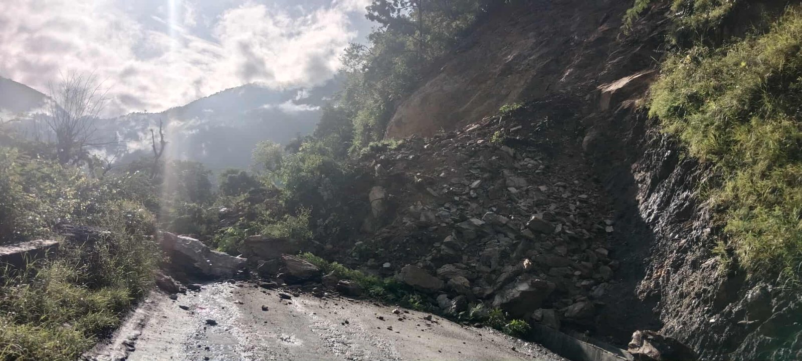 पृथ्वीराजमार्गकाे धादिङ खण्डकाे विभिन्न स्थानमा अवराेध