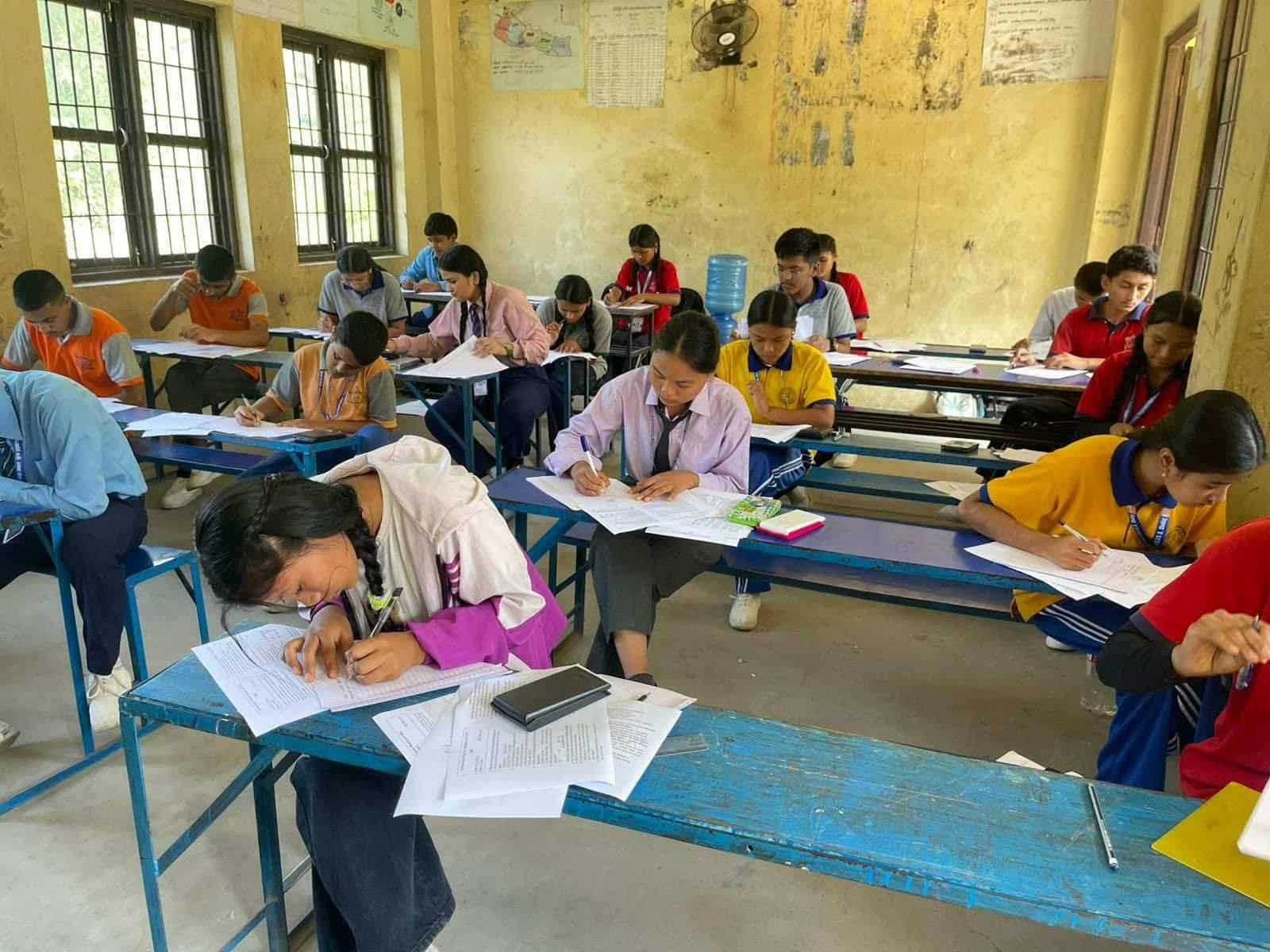 चार जिपिए लक्षित गरि बेनिघाट राेराङमा कक्षा १० काे नमुना परीक्षा