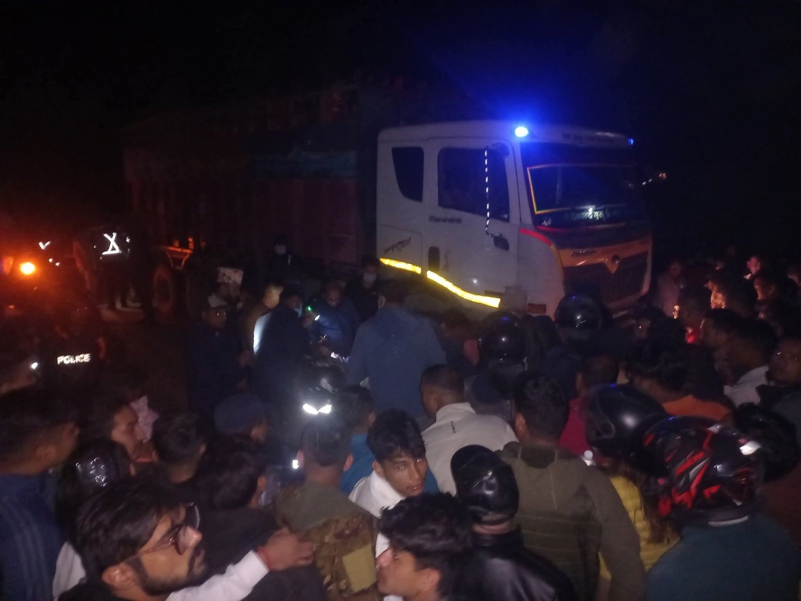 दुईमाेटरसाईकल ठाेक्किएर दुर्घटना, एक माेटरसाईकल चालककाे ट्रकले च्यापिएर मृत्यु