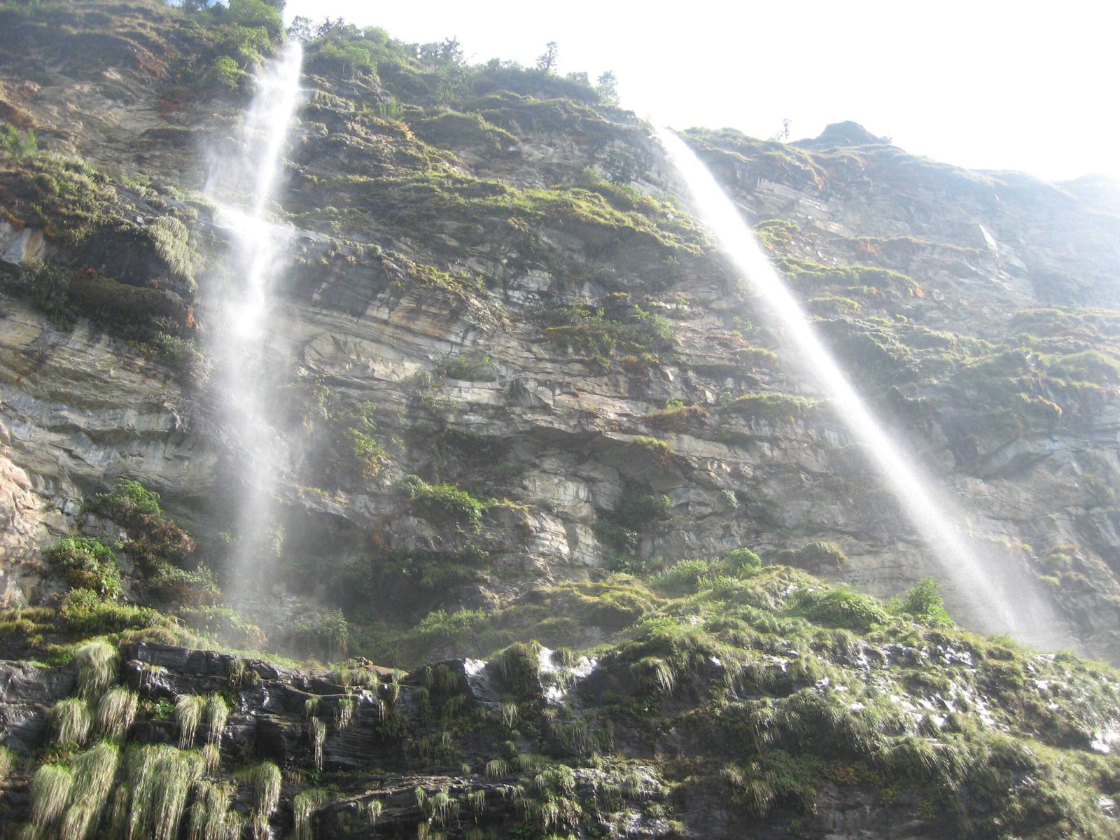 हराएका दिदिबहिनी भैटिएकाे ठाउँ गंगाजमुनाकाे झरनामा पुजा