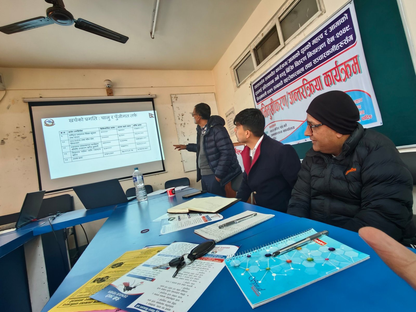 धादिङमा  संचारकर्मी र जनस्वास्थ्य कार्यालय बिच अन्तरक्रिया : शिशुका लागि आमाकाे दूध उत्तम खानेकुरा