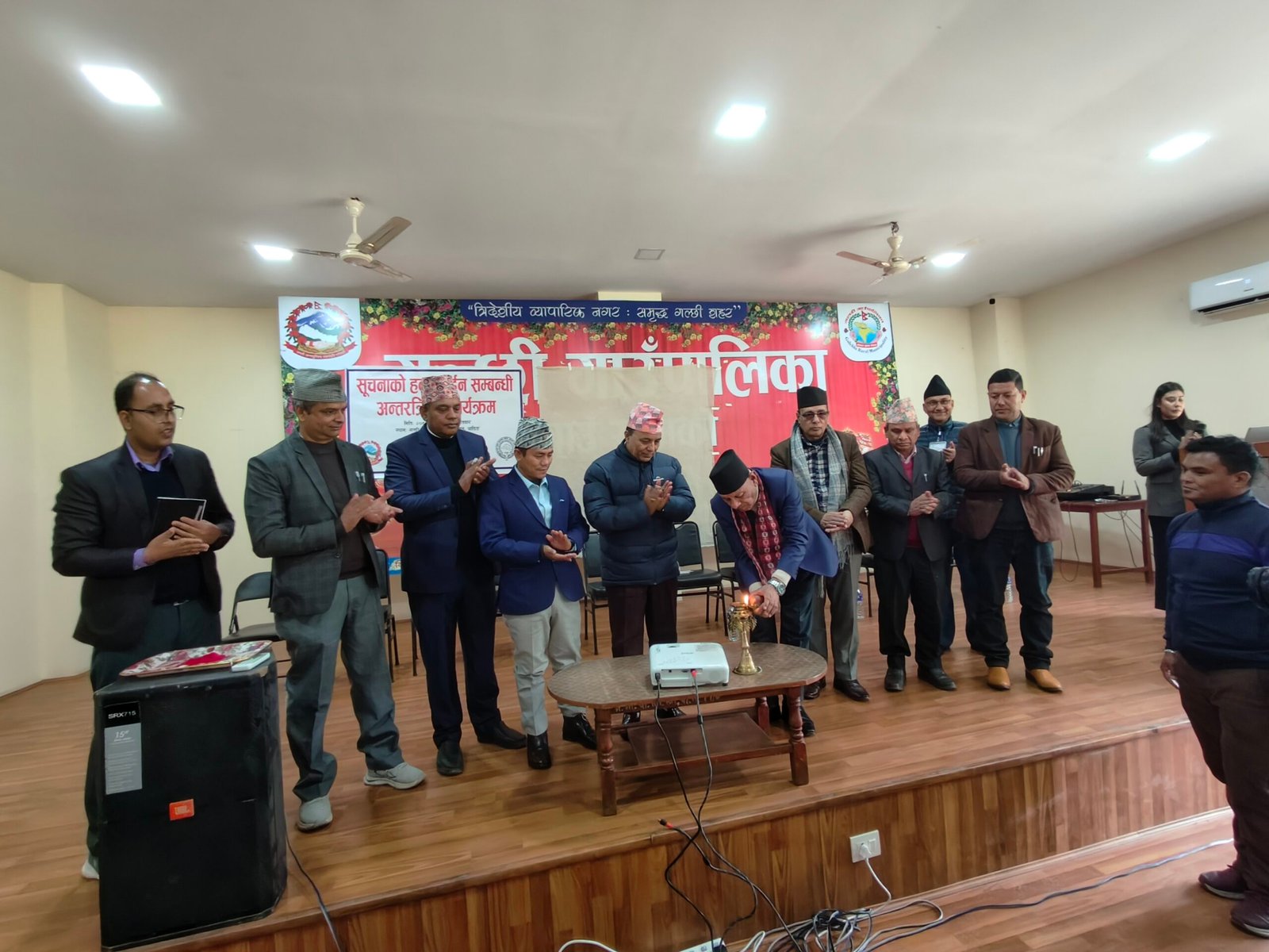 सूचनाकाे हक लाेकतन्त्रकाे जग : मन्त्री अधिकारी