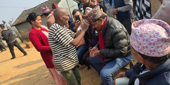 धादिङ १ का एमाले उम्मेदवार भूमि त्रिपाठी वृद्धहरुसंग आसिर्वाद लिँदै, जनमैत्री निति बनाउने प्रतिवद्धता