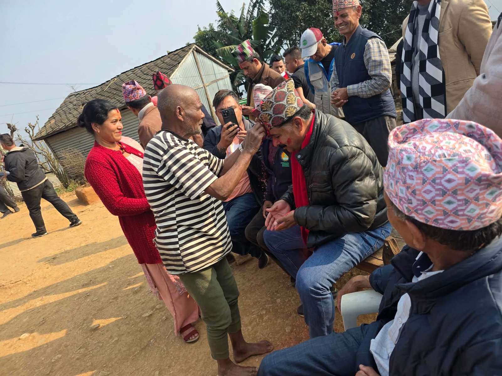 धादिङ १ का एमाले उम्मेदवार भूमि त्रिपाठी वृद्धहरुसंग आसिर्वाद लिँदै, जनमैत्री निति बनाउने प्रतिवद्धता