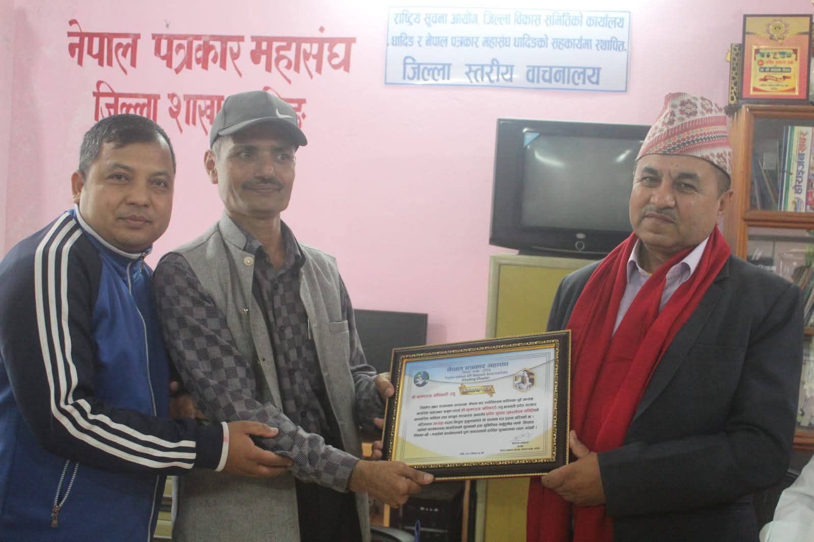 सूचना पुनरावेदन समिति अध्यक्ष अधिकारीलाई पत्रकार महासंघ लगायतको सम्मान