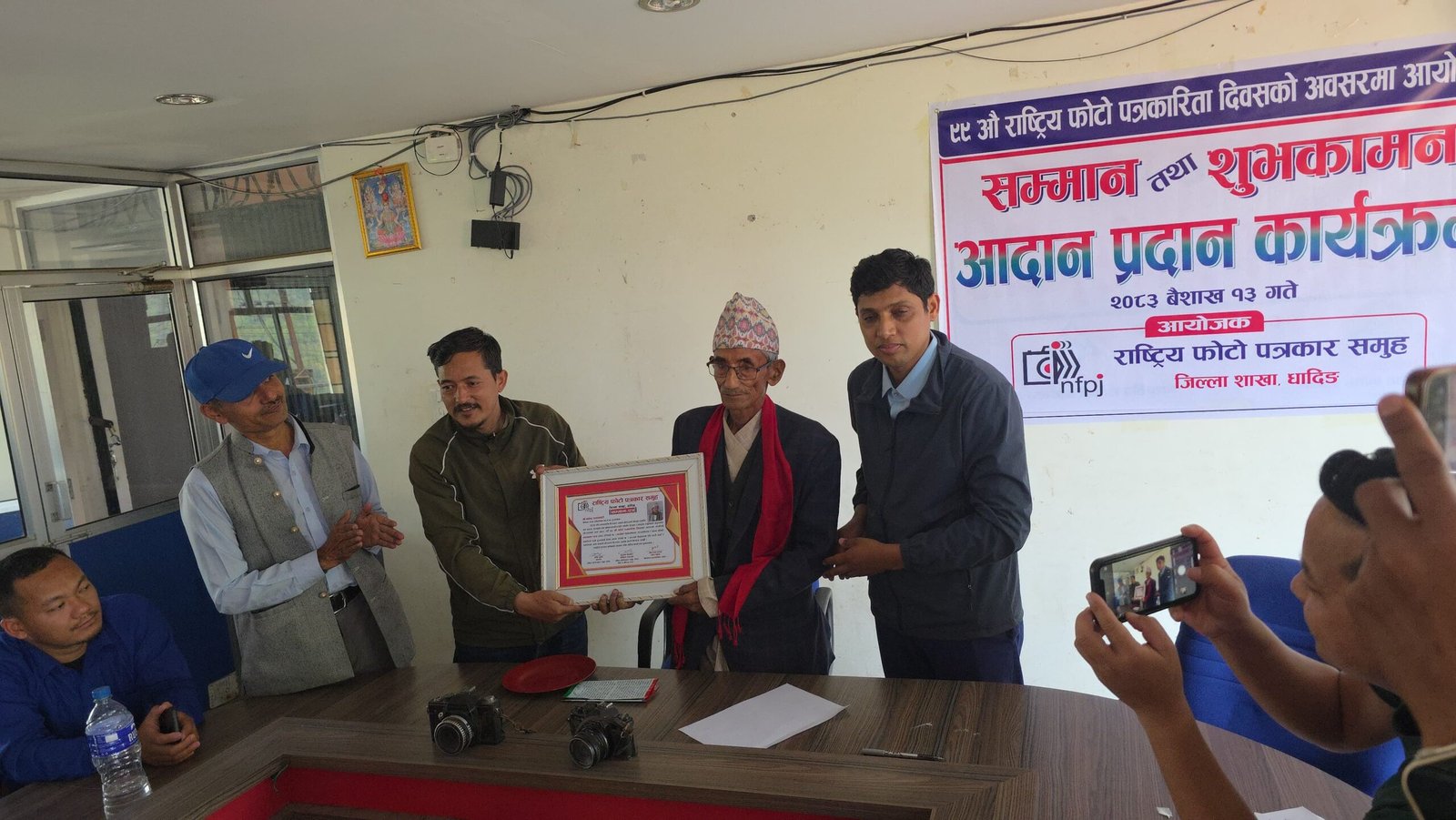 दिनमा ८ सय फाेटाे खिचेका डल्लाकाेटी पहिलाे फाेटाेग्राफरकाे रुपमा सम्मानित