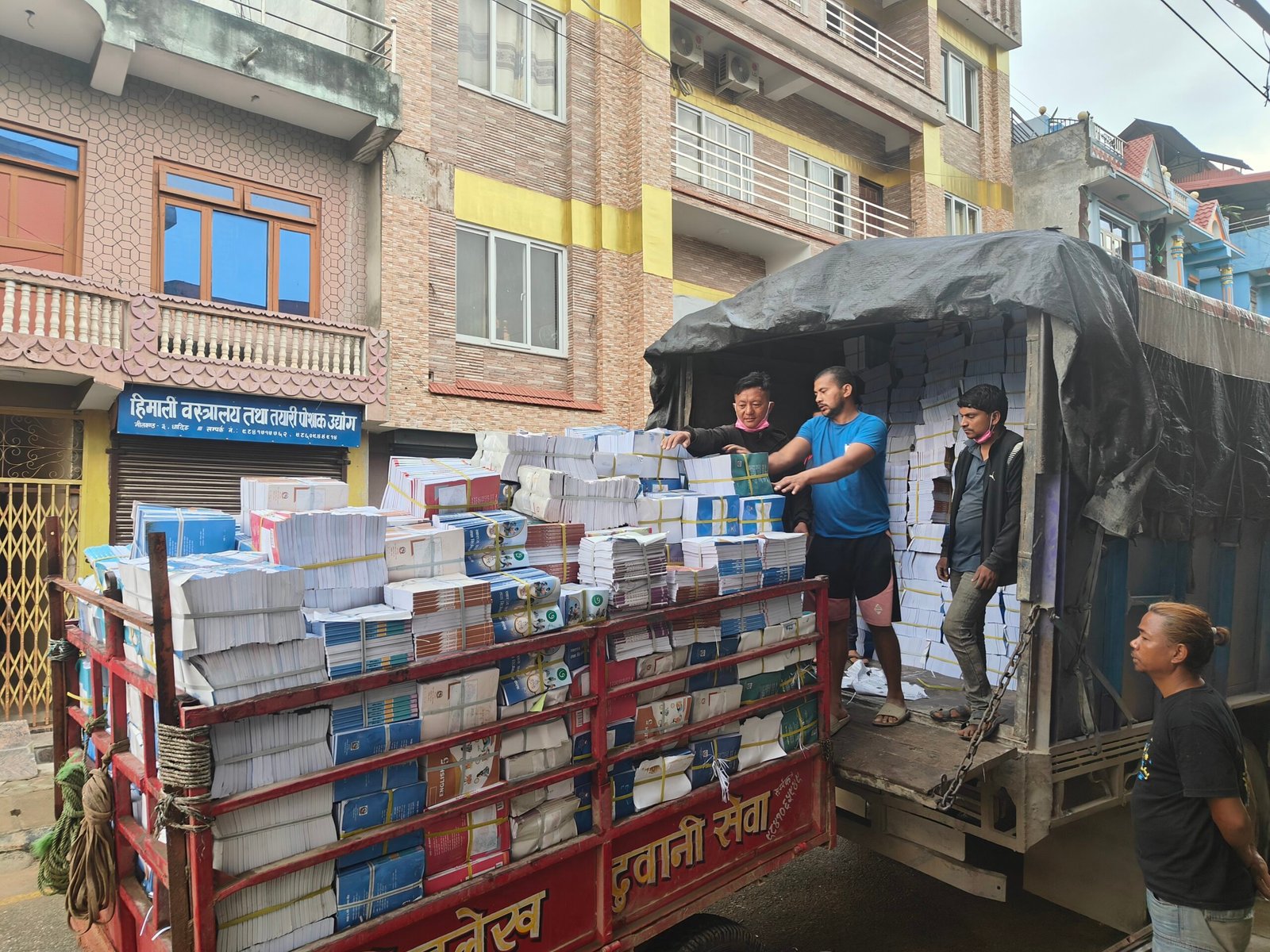 शैक्षिकसत्र सुरुहुनु अघि नै धादिङमा  पाठ्यपुस्तक 