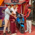 १४ वर्षमा त्रिमुर्ती माेवाइल हाउस: माेवाइल किन्दा स्कुटर उपहार