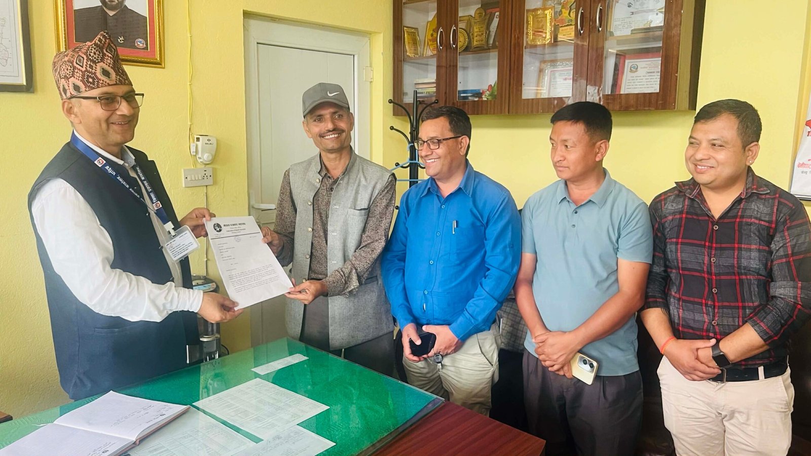 विभेदकारी विज्ञापन नीति खारेजी माग गर्दै प्रमुख जिल्ला अधिकारीमार्फत प्रधानमन्त्रीलाई ज्ञापनपत्र