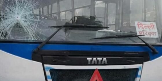 गल्छीमा भारतीय बसको ठक्करबाट एक पैदलयात्रीकाे मृत्यु, श्रीमती गम्भीर घाइते