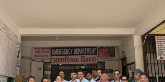 नेपाल औषधि व्यवसायी संघ धादिङद्वारा अस्पतालमा फलफूल वितरण र सिलिङ फ्यान सहयोग