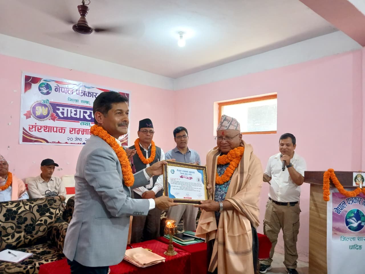 पत्रकार महासंघ धादिङका संस्थापकलाई योगदानको कदर गर्दै  सम्मान