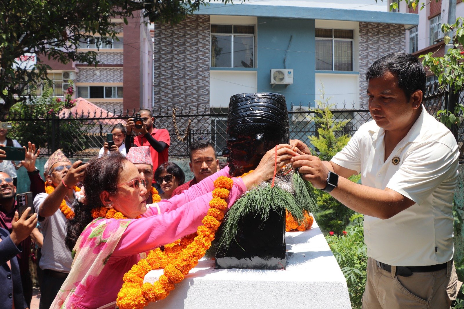 अग्रज पत्रकार राजेन्द्रप्रताप शाहको अर्धकद शालिक अनावरण