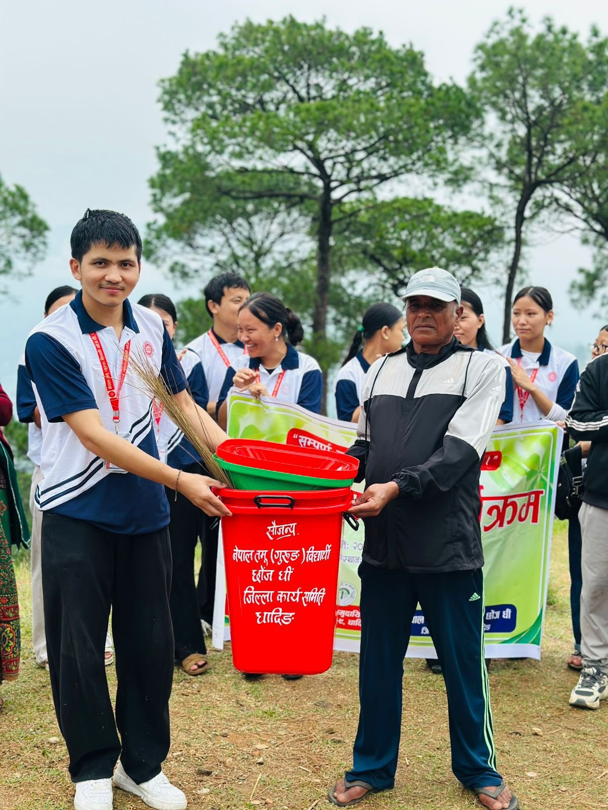 गुरुङ विद्यार्थीद्वारा सरसफाइ कार्यक्रम सम्पन्न, डस्टबिन तथा कुचो हस्तान्तरण