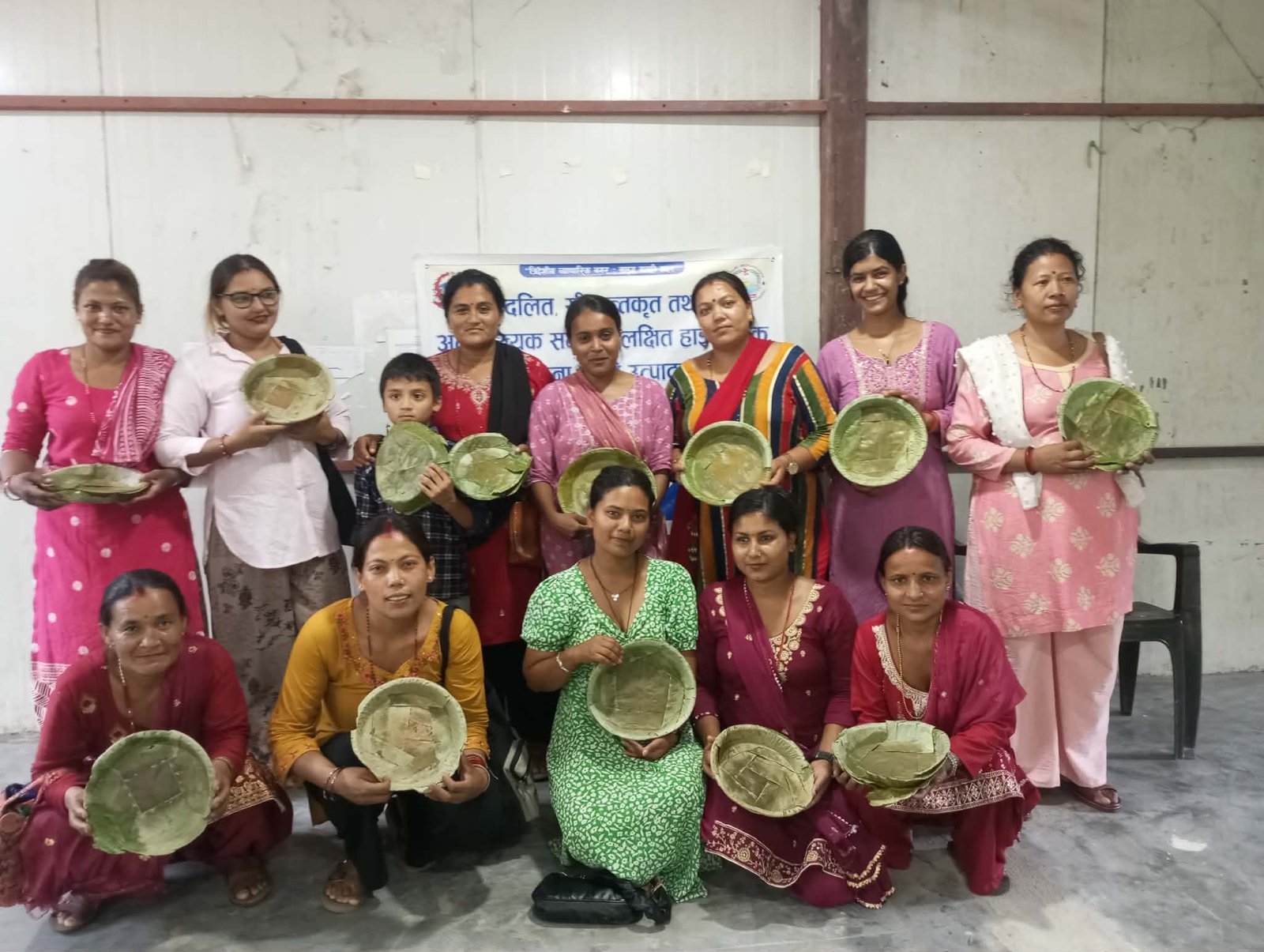 गल्छीमा महिलालाई आत्मनिर्भर बनाउने हाेजियारी र दुना टपरी बनाउने तालिम दिईयाे