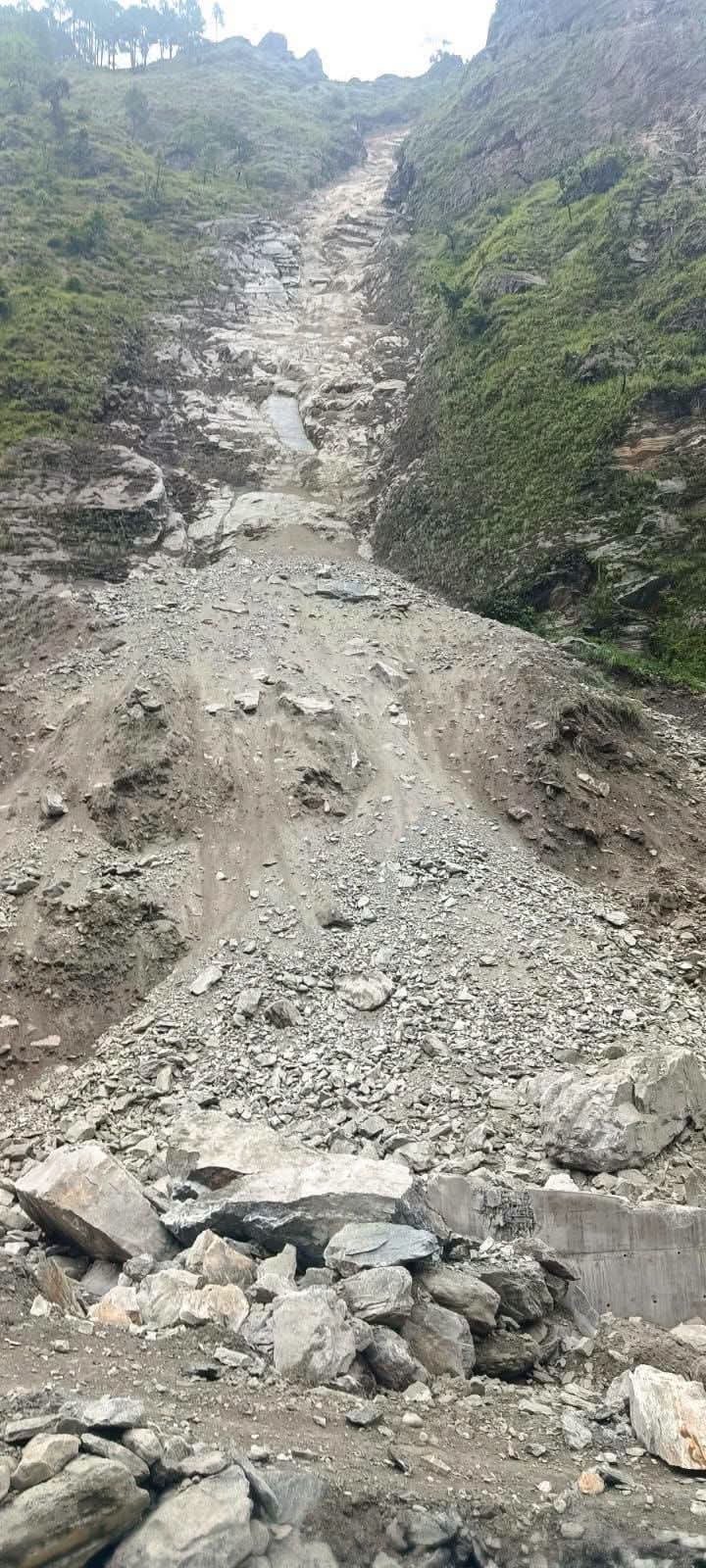 गाेरक्ष हाइड्रोपावरका २ मजदुर आँखु खाेलाले बगाएर बेपत्ता