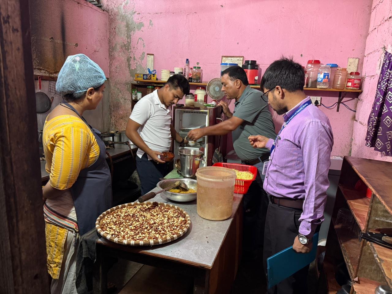 धादिङमा म:म खाएर १२ जना विरामी, विरामी सम्पूर्ण उपचार गर्न अनुगमन समितिकाे म:म पसलेलाई निर्देशन