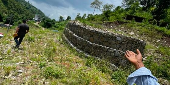 भुलभुलेमा धाँजा फाटेर ४ घर चर्कीायाे, ३० घर जाेखिममा