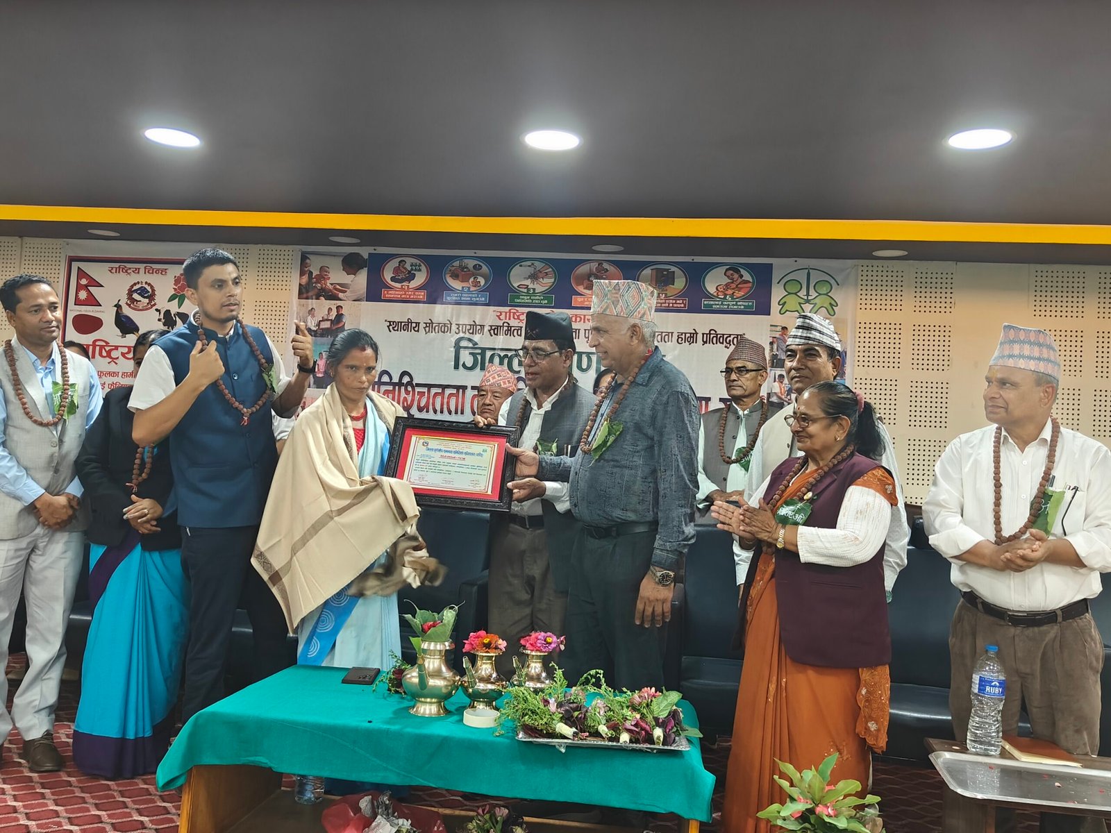 धादिङ पूर्णखाेपका लागि उत्कृष्ट याेगदान गर्ने महिला स्वयंसेविका र खाेप कार्यकर्ता सम्मानित