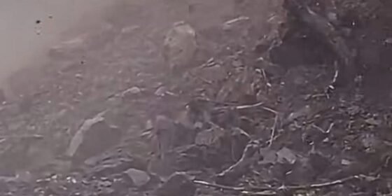 जवाङ खोलामा सुक्खा पहिरो खस्दा पृथ्वी राजमार्ग पूर्ण अवरुद्ध, पहिरो खुलेपछि मात्र यात्रा गर्न प्रशासनको आग्रह