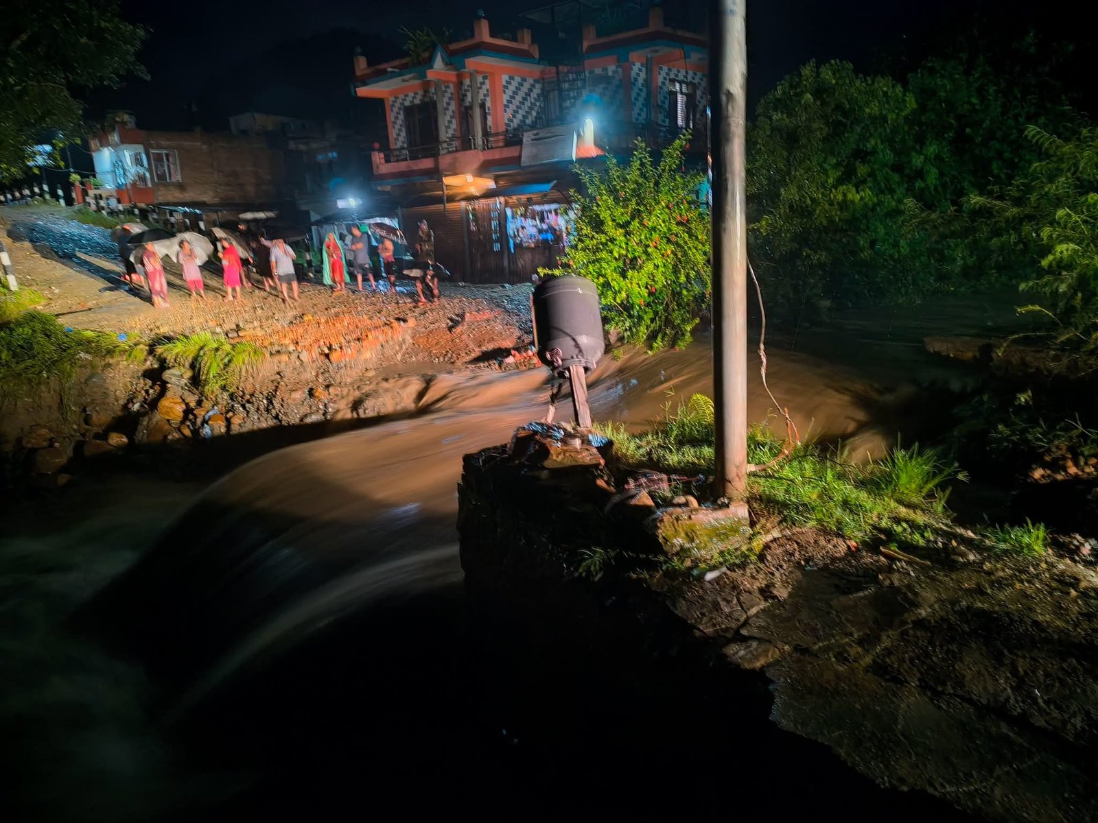 धौखोलामा मध्यराति भीषण बाढी, सात परिवार विस्थापित