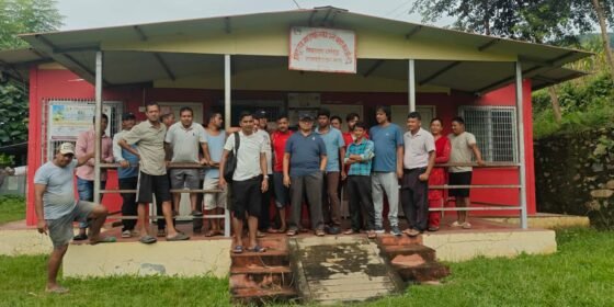 कर्मचारी हटाएको बिराेधमा सिद्धलेक–७ वडा कार्यालयमा तालाबन्दी : कार्यदलकाे सिफारिस विपरीत कर्मचारी हटाएकाे बिराेध