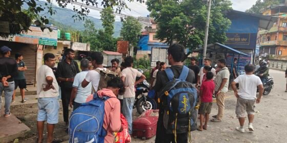 बाढीले त्रिशुलीमा डेरा बगायो, धादिङबेँसीमा अलपत्र मजदुरलाई वडाध्यक्षको पहलमा घर पठाइयो