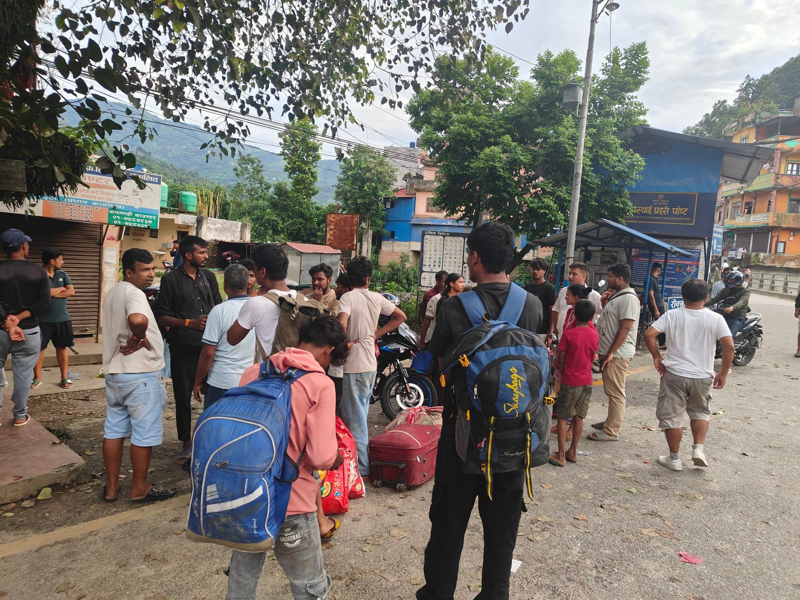 बाढीले त्रिशुलीमा डेरा बगायो, धादिङबेँसीमा अलपत्र मजदुरलाई वडाध्यक्षको पहलमा घर पठाइयो