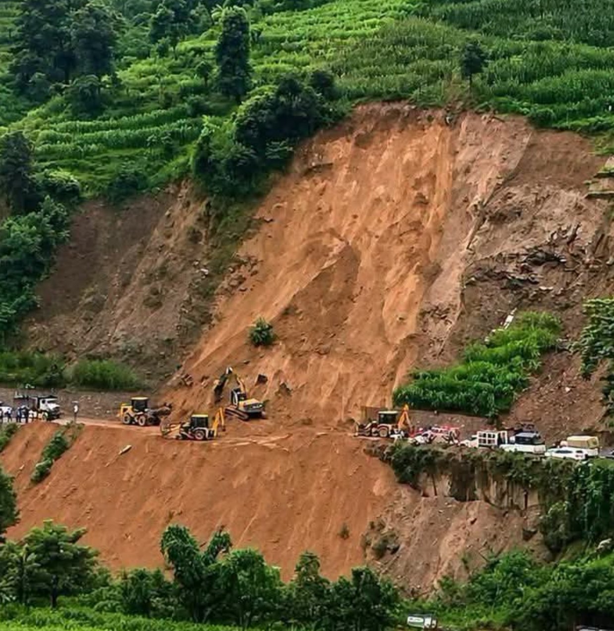 पहिरो पन्छाएपछि ७ किलोमा यातायात सञ्चालन