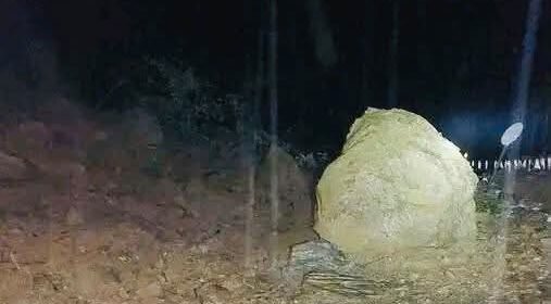 कृष्णभीरमा ठूलो ढुङ्गासहित पहिरो खस्दा पृथ्वी  राजमार्ग अवरुद्ध