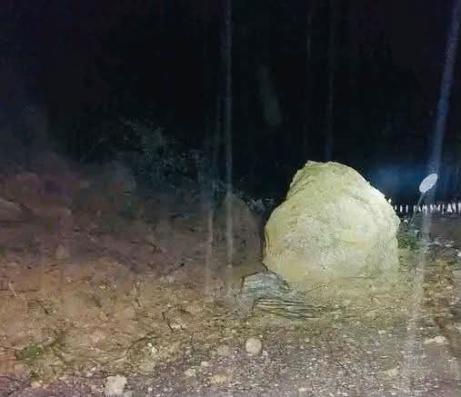 कृष्णभीरमा ठूलो ढुङ्गासहित पहिरो खस्दा पृथ्वी  राजमार्ग अवरुद्ध