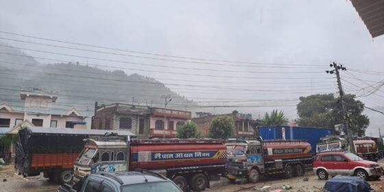 राजमार्गमा जताततै पहिराे खस्न थालेपछि राजमार्गहरु बन्द
