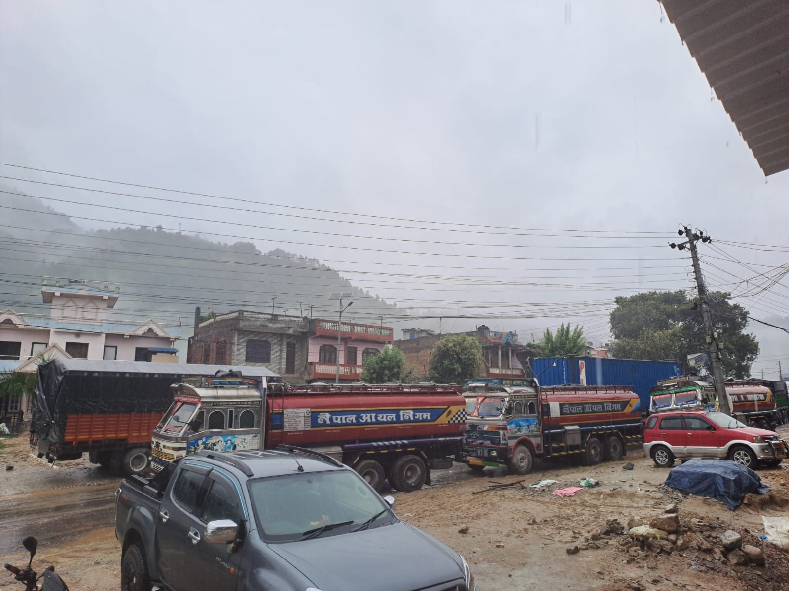 राजमार्गमा जताततै पहिराे खस्न थालेपछि राजमार्गहरु बन्द