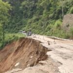 कृष्णभीरमा सडक ठप्प भएपछि काठमाडौं जाने वैकल्पिक मार्गकाे खाेजी 