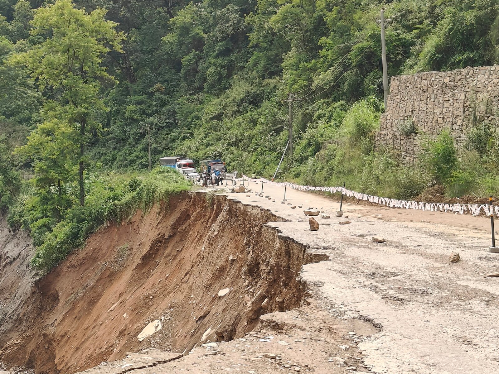 कृष्णभीरमा सडक ठप्प भएपछि काठमाडौं जाने वैकल्पिक मार्गकाे खाेजी 