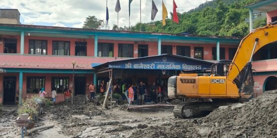 बाढी प्रभावित बागेश्वरी माविलाई कतारमा कार्यरत धादिङवासीद्वारा ६७ हजार सहयोग हस्तान्तरण