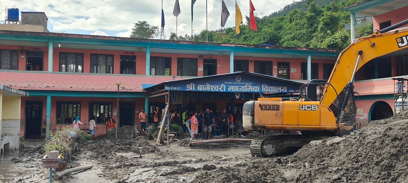 बाढी प्रभावित बागेश्वरी माविलाई कतारमा कार्यरत धादिङवासीद्वारा ६७ हजार सहयोग हस्तान्तरण