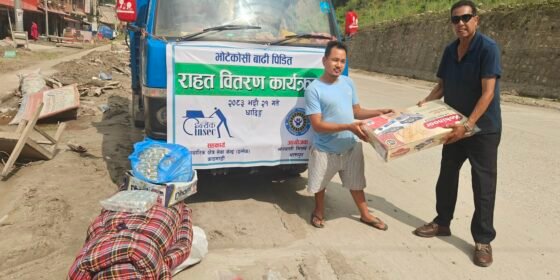 गल्छीका अपाङ्गता भएका बाढी प्रभावित ६ परिवारलाई राहत, पालिकामा कपडा र मिनिरल वाटर हस्तान्तरण 