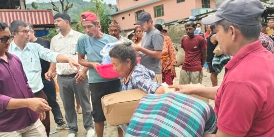 गलौंदीका १४ बाढीपीडित परिवारलाई टेन्ट, डसना सहित गैर खाद्य सामाग्री वितरण