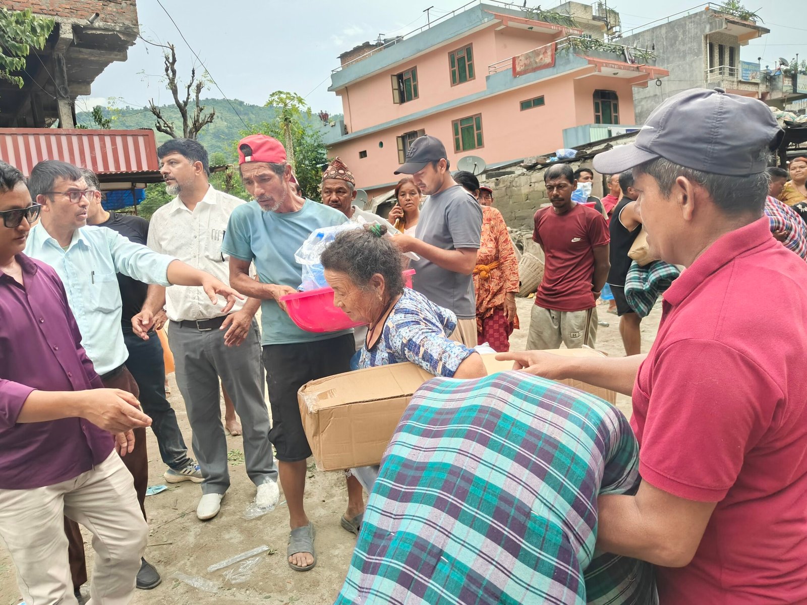गलौंदीका १४ बाढीपीडित परिवारलाई टेन्ट, डसना सहित गैर खाद्य सामाग्री वितरण